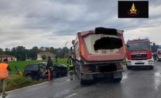 Mondov&igrave;: scontro tra auto e camion, due feriti