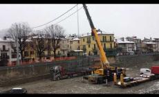 Garessio: iniziati i lavori per montare la passerella sul Tanaro dopo l'alluvione del 2 ottobre