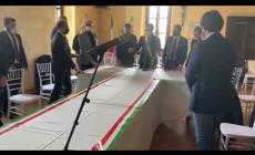 A Magliano Alpi inaugurata la prima comunità energetica d'Italia, con la telefonata di Beppe Grillo: «Siete un esempio»