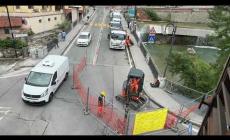 Mondov&igrave;: l'allestimento del cantiere sul ponte della Madonnina per i lavori Italgas. Circolazione variata
