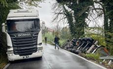 Sale delle Langhe: camion si ribalta sulla provinciale