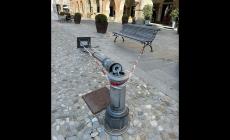 Mondovì, piazza Maggiore: palo della “pubblica” abbattuto da un furgone in manovra
