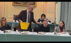 Mondovì, sindaco in consiglio comunale con secchio da cantiere: «La terra di Parco Europa? Portata via senza spese alla faccia di chi non ci credeva»