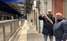 Treni in ritardo, la protesta: sindaci in stazione accanto ai pendolari