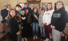 VIDEO - Il primo consiglio comunale dei ragazzi di Carrù si presenta al consiglio comunale senior
