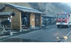 Incendio nelle vicinanze del Municipio, distrutta la tettoia con i pannelli fotovoltaici