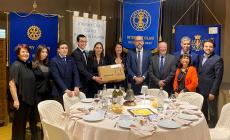 Mondovì: nuovo defibrillatore ai Licei grazie ai giovani del Rotary