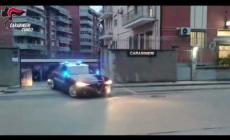 Minorenni arrestati per rapina e lesioni aggravate: coltello puntato alla cassiera del market e pestaggi di gruppo 