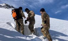 A Prato Nevoso gli alpini indagano la neve per prevenire le valanghe
