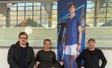 Il Tennis Club Ceva in attesa di Sinner... accoglie la gigantografia 