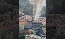 Mondovì: importante colonna di fumo nel cuore di Breo, evacuato un palazzo per l’incendio in un sottotetto 
