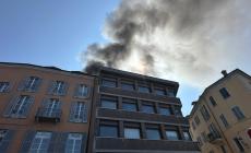 Incendio in corso nel cento storico di Breo a Mondovì 
