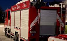 Farigliano, tetto brucia nel centro storico:&nbsp;abitazione inagibile, vigili del fuoco al lavoro nella notte