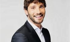 Uno dei volti nuovi della Rai a Dogliani: al Festival della Tv 2025 Stefano De Martino 