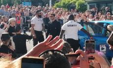 VIDEO - Festival della Tv 2025: l'ovazione del pubblico doglianese all'arrivo di Stefano De Martino