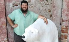 Piozzo: al Baladin Open Garden l’orso bianco dell’assessore-artista di Farigliano Andrea Bertone