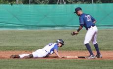 Baseball: che fatica per il JFK, ma resta al comando