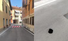 Carrù: si apre un buco nell’asfalto in via Marconi