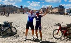 FOTOGALLERY - Paolo Lubatti e Alessio Ramini in bici da Carrù a Parigi