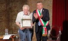 VIDEO - Una targa per il professor Martino durante l'incontro per i 40 anni di Dogliani e la sua Langa