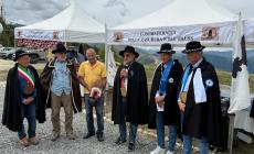 Frabosa Soprana: il prossimo premio Simpatia a Giovanni Quaglia. Mauro Gola ha vestito i simboli della Confraternita della Raschera