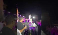 VIDEO - Tedua sul palco di Villa Nasi a Mondov&igrave;: guarda il video di &ldquo;Buste della spesa&rdquo;