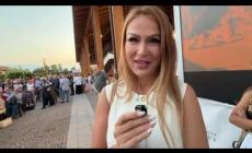 Eva Henger all’Outlet di Mondovicino aspettando lo show ParalleleBipedi  