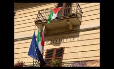 La bandiera della Palestina sventola sul palazzo comunale di Garessio