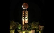 Mondovì: eclissi di luna su torre del Belvedere, lo scatto super di Donatello Diaspro