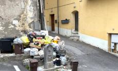 Mondovì, rifiuti accatastati in via Rinchiuso: gente incivile, servizio insufficiente