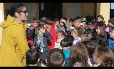 VIDEO - Bastia Mondovì, cerimonia al Sacrario Partigiano 2025: i bambini delle scuole cantano "Bella Ciao" 