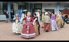 VIDEO - Le danze seicentesche del Gruppo storico Conte Occelli davanti alla biblioteca di Farigliano