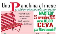 Una panchina rossa sotto i portici del Comune 