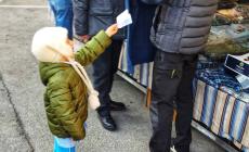 Carrù: i bimbi della Materna portano la gentilezza nelle vie del paese