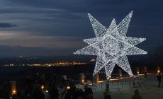 Briaglia ha acceso la sua grande stella natalizia