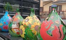 Le damigiane diventano decorazioni natalizie grazie agli studenti di Farigliano