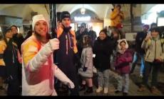 Marta Bassino con la fiamma olimpica in Via Roma