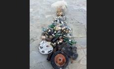 Dogliani: albero di Natale fatto con i rifiuti raccolti lungo la strada di San Luigi