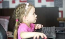 In che modo le famiglie possono proteggere la privacy e la sicurezza online dei propri figli?