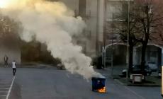 Carr&ugrave;, cassonetto in fiamme in piazza Mercato: il sindaco ringrazia i giovani intervenuti per spostarlo