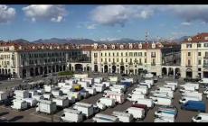 Cuneo: decine di furgoni bianchi in piazza Galimberti, la manifestazione degli ambulanti. Cirio li incontra: "Giusto chiedere moratoria per le tasse"