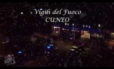 Gli spettacolari auguri di Buone Feste dai vigili del fuoco di Cuneo