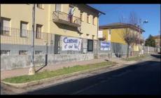 Clavesana: lenzuola e scritte di solidarietà per la maestra aggredita