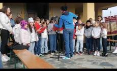 VIDEO - Gli alunni delle Elementari di Bastia cantano "Siamo i ribelli della montagna" degli Üstmamò