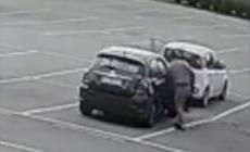 Il video del furto ai danni di una donna nel parcheggio di un supermercato: due arrestati residenti a Mondovì, padre e figlio