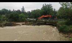 Maltempo: lo sgombero di rami e detriti dal ponte a San Biagio di Mondovì