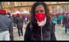 Mondovì, la camminata contro la violenza sulle donne. Assessore Caucino (Regione Piemonte): «Impennata di richieste di aiuto quando ci sono giornate come queste, dobbiamo continuare a parlarne»