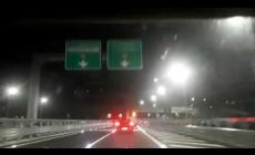 Primo passaggio, martedì sera, sul ponte "San Giorgio" di Genova, costruito al posto del Morandi sul Polcevera