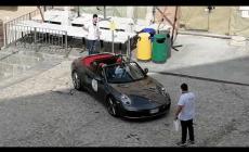 VIDEO - Si inizia a comporre la scritta "Porsche" in piazza Maggiore