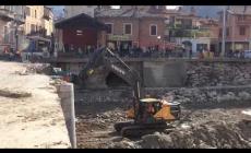 VIDEO/1 GARESSIO: la gru "attacca" il ponte Generale Odasso. Avviato l'abbattimento dopo l'alluvione